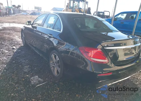 2017 Mercedes-Benz E 300 4Matic z USA, uszkodzony, nr VIN WDDZF4KB9HA135677